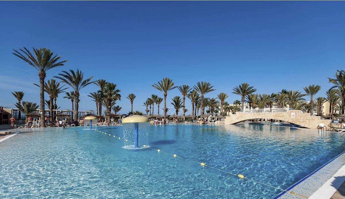 outdoor-pool--v12751391@2x